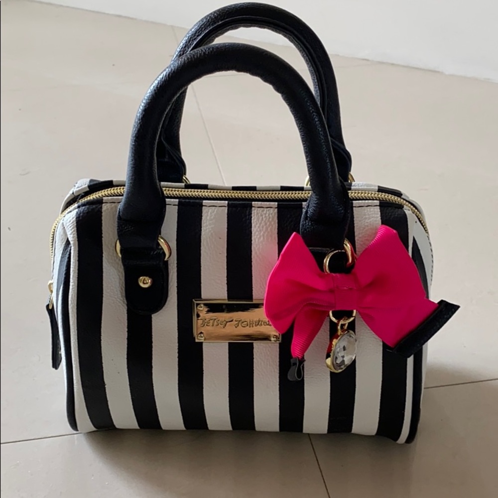 SMALL BLACK WHITE BETSY JOHNSON BAG. PINK BOW